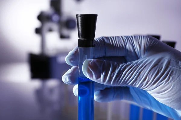Лабораторное стекло с голубой жидкостью — стоковое фото