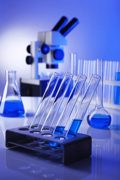 Laboratorieglas med blå vätska — Stockfoto