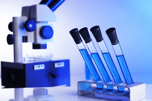 Cristalería de laboratorio con líquido azul — Foto de Stock