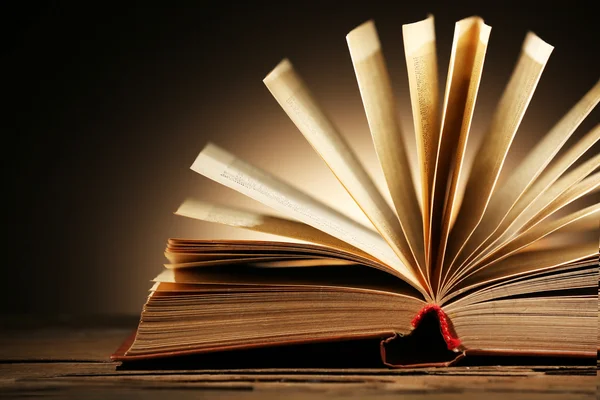 Koyu renkli arka plan üzerinde açık kitap