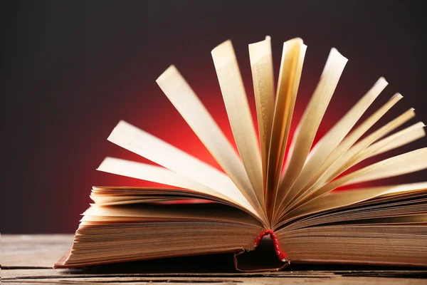Koyu renkli arka plan üzerinde açık kitap