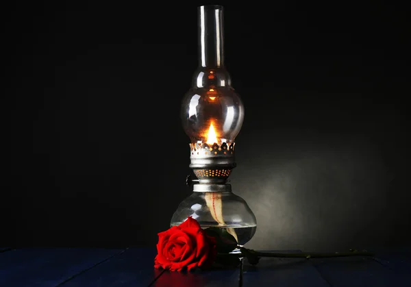 Petroleum lampe på bordet - Stock-foto