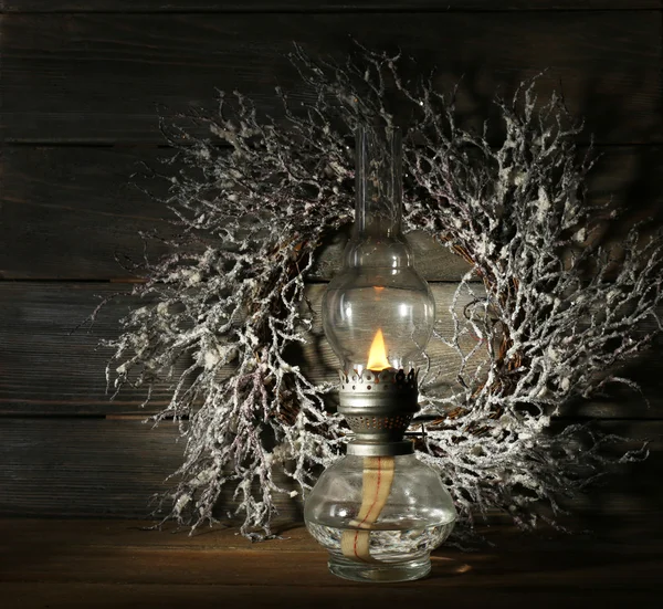 Керосиновая лампа с венком — стоковое фото