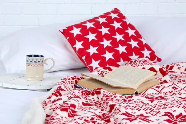 Buch und Tasse Tee im Bett in Großaufnahme — Stockfoto