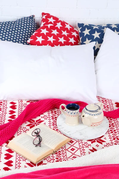 Kitap ve yatak yakın çekim çay
