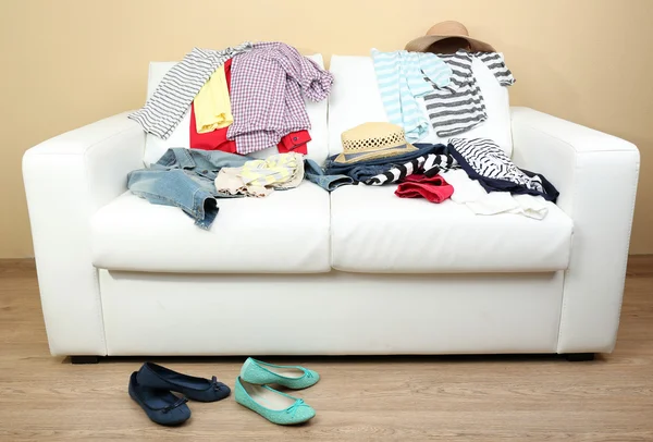 Beyaz koltuk üzerinde giyim