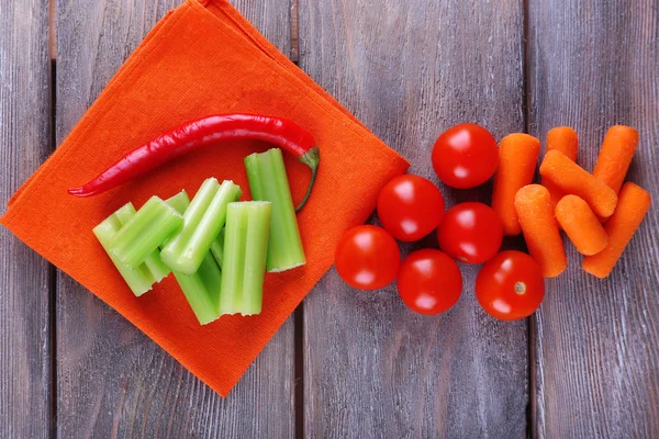 Verduras frescas sobre tablones de madera rústica fondo — Foto de Stock