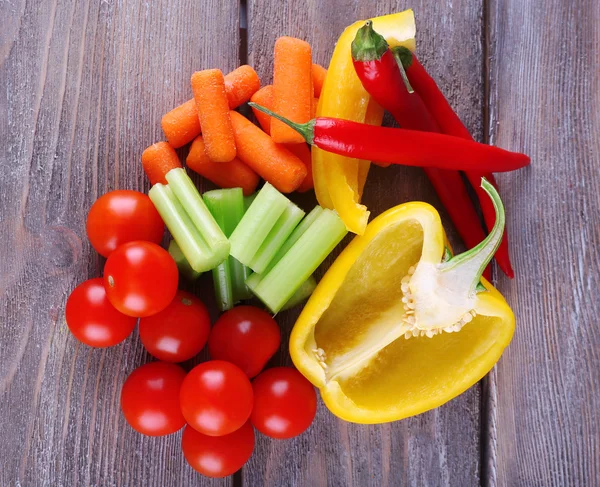 Fresh vegetables on rustic wooden planks background — Stock Photo, Image