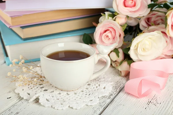Φλιτζάνι τσάι με βιβλία — Φωτογραφία Αρχείου