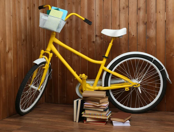Bicicleta com livros — Fotografia de Stock