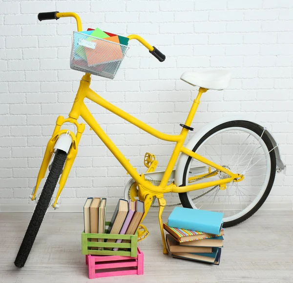 Bicicleta con libros — Foto de Stock