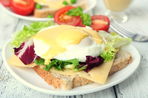 Toast with egg Benedict — Stock Photo, Image