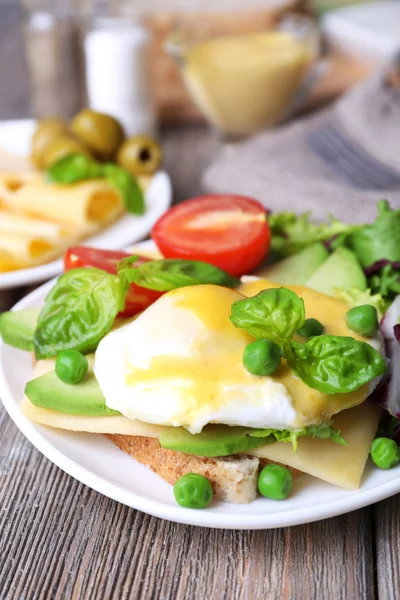 Yumurta Benedict ile tost