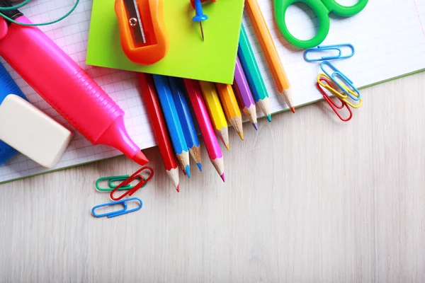 Schoolbenodigdheden op Bureau — Stockfoto