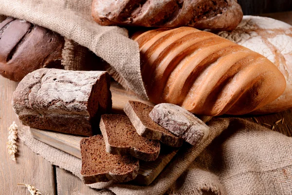 Verschillende brood op tafel — Stockfoto