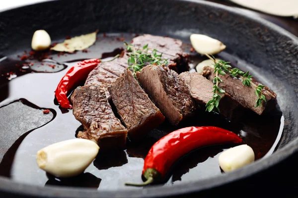 Biefstuk in koekenpan close-up — Stockfoto