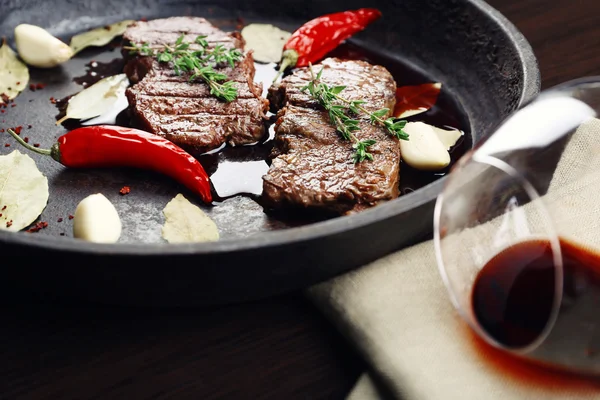 Copo de vinho com bife — Fotografia de Stock