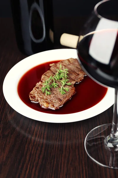 Copo de vinho com bife — Fotografia de Stock