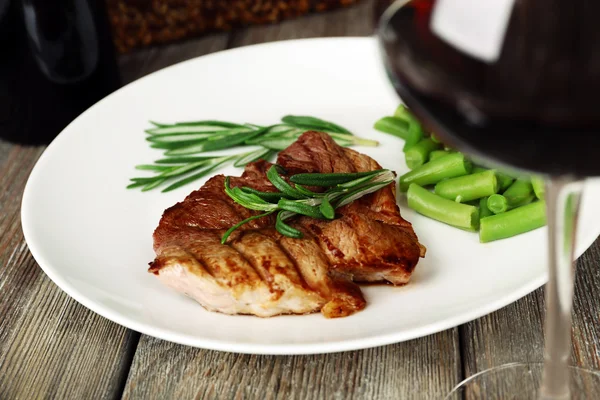 Glass of wine with steak — Stock Photo, Image