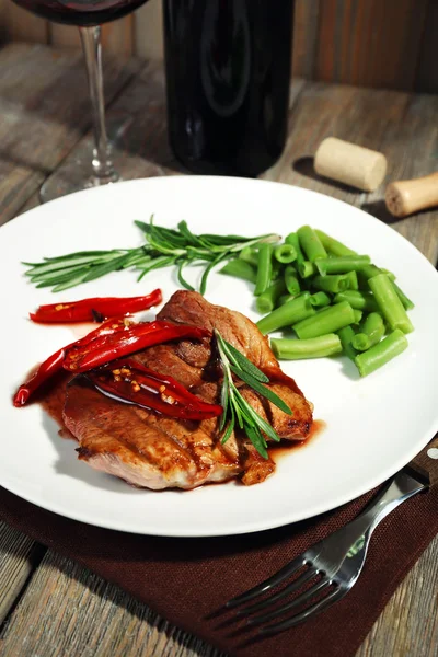 Steak with vegetables on plate — Stock Photo, Image