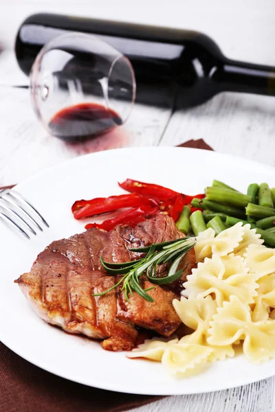 Steak with vegetables on plate — Stock Photo, Image