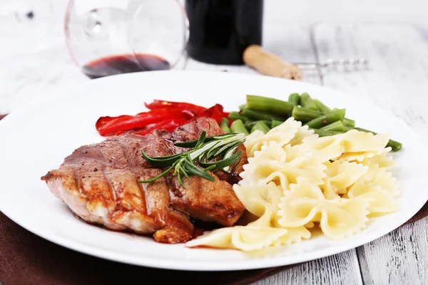 Steak with vegetables on plate — Stock Photo, Image