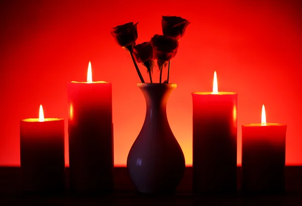 Regalo romantico con candele — Foto Stock