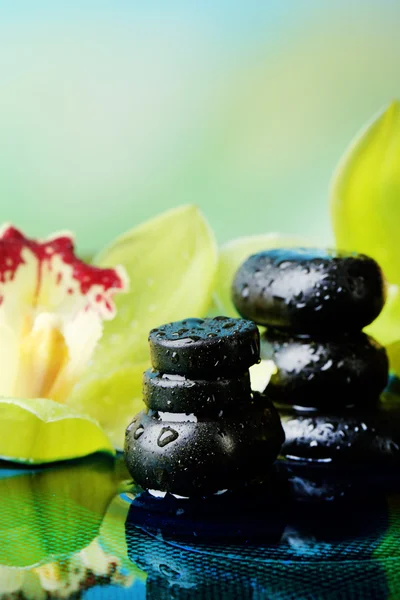 Piedras de spa con gotas de agua —  Fotos de Stock