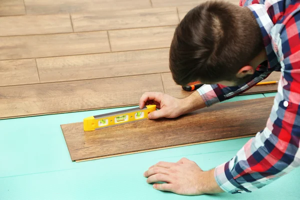 Carpenter worker installing laminate flooring — Stock Photo, Image