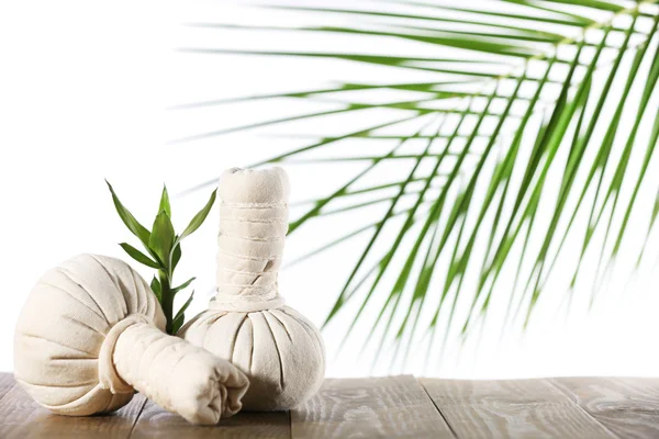 Spa compresse boules avec feuille de palmier isolé sur blanc — Photo