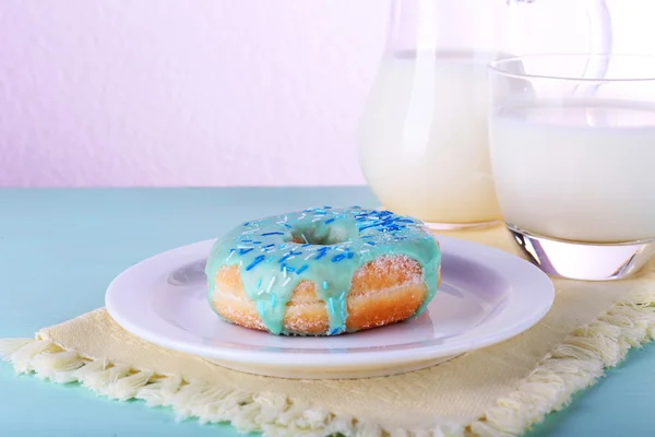 Donut glaseado con leche — Foto de Stock