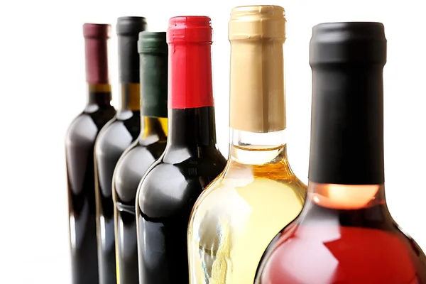 Şarap şişeleri sıraya dizildi — Stok fotoğraf
