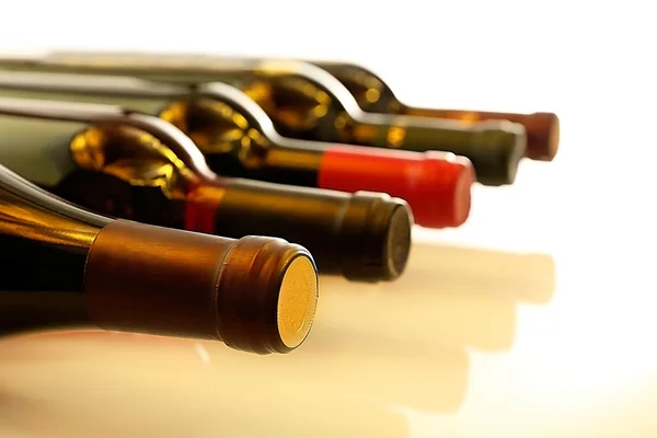Botellas de vino en fila —  Fotos de Stock