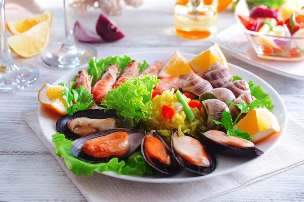 Paella s plody moře na desce — Stock fotografie