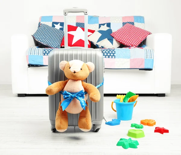 Koffer mit Teddybär — Stockfoto