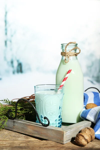 Čerstvé mléko s přírodním dekorem — Stock fotografie