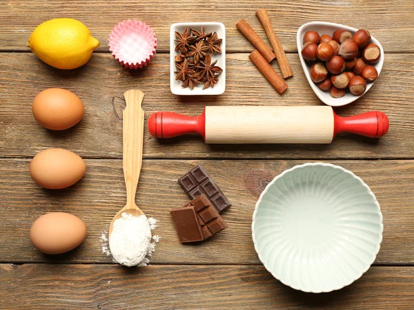 Ingredientes alimentares e utensílios de cozinha — Fotografia de Stock