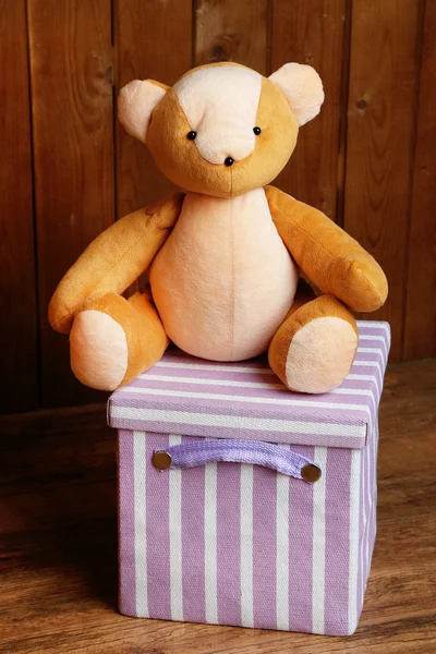 Bear toy on box — Stock Photo, Image