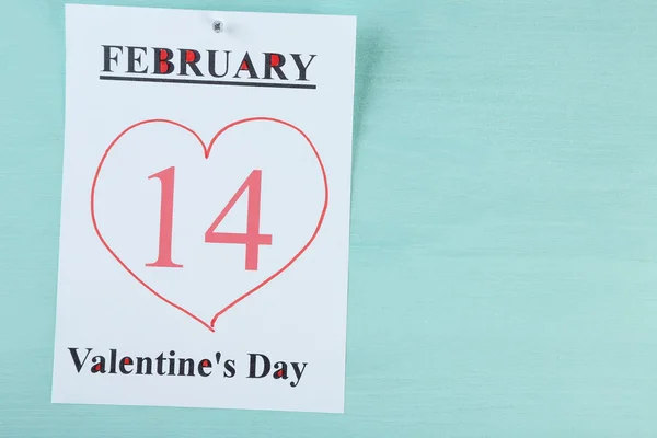 Día de San Valentín, 14 de febrero en el calendario sobre fondo de madera — Foto de Stock