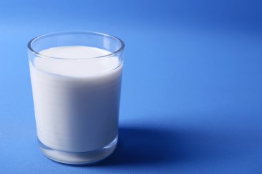 süt cam mavi zemin üzerine