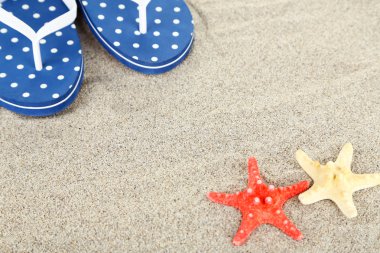 Deniz kum üzerinde floplar flip