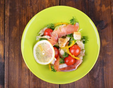 Ahşap masa yakın çekim tabakta sebze taze balık salatası