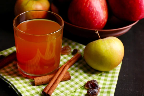 Apple cider with cinnamon sticks and fresh apples on wooden background — Stock Photo, Image