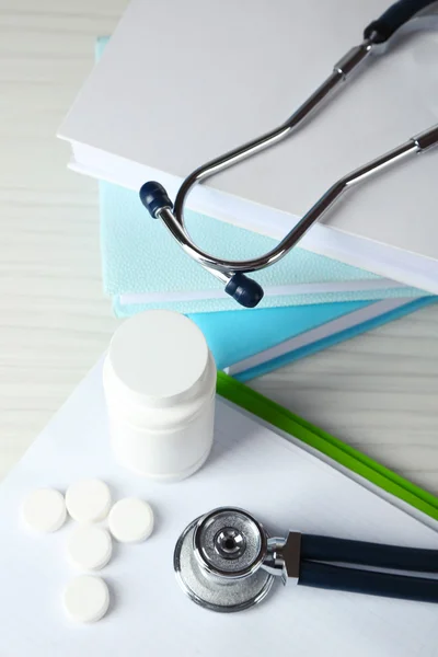 Estetoscopio médico con libros —  Fotos de Stock