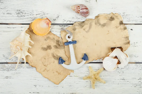 Decoración de conchas marinas, estrellas de mar y papel viejo sobre fondo de madera de color —  Fotos de Stock