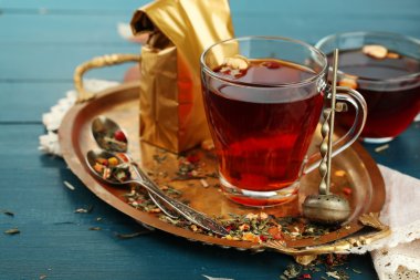 Ahşap masa üzerinde bitki çayı ile güzel vintage kompozisyon