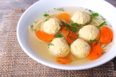 Köfte ve çul peçete arka plan üzerinde ahşap masa kase erişte çorbası