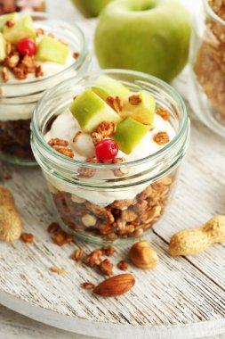 Müsli ve meyve tatlı