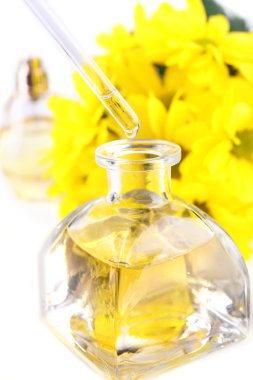 Damlalık şişe parfüm beyaz zemin üzerine sarı papatya ile