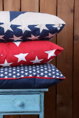 Rustik ahşap arka plan üzerinde renkli yastıklar tepesi